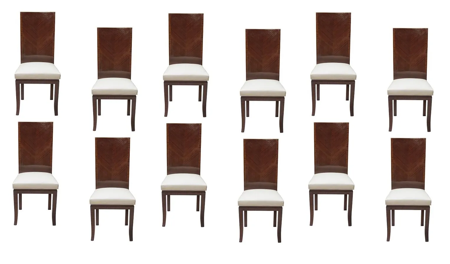 Vista de 12 cadeiras antigas com encostos altos e assentos claros, ambiente elegante.