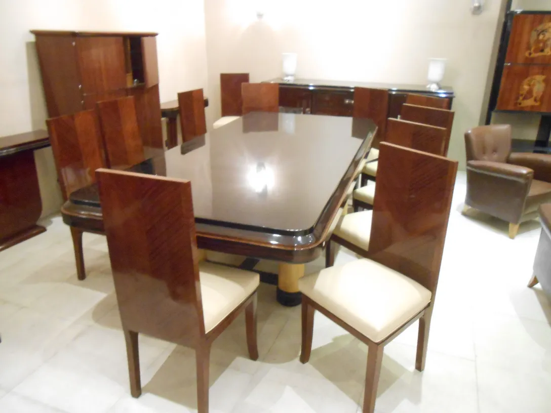 Set di 12 sedie antiche in una sala da pranzo elegante