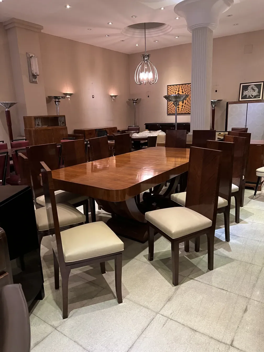 Vista de 12 sillas antiguas en un restaurante elegante