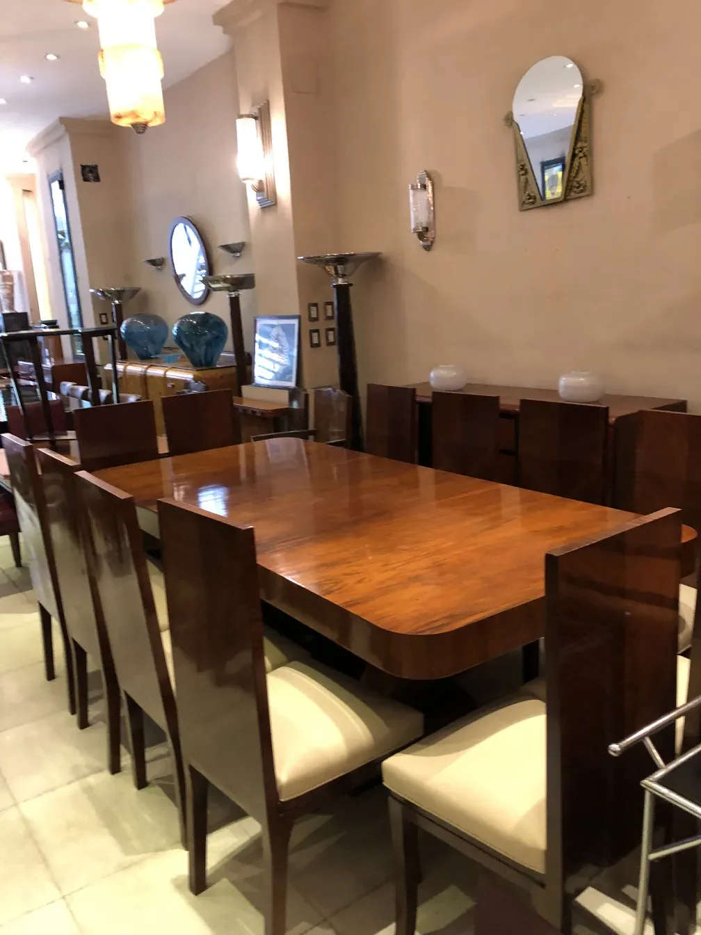 12 sedie antiche in un ambiente elegante con tavolo