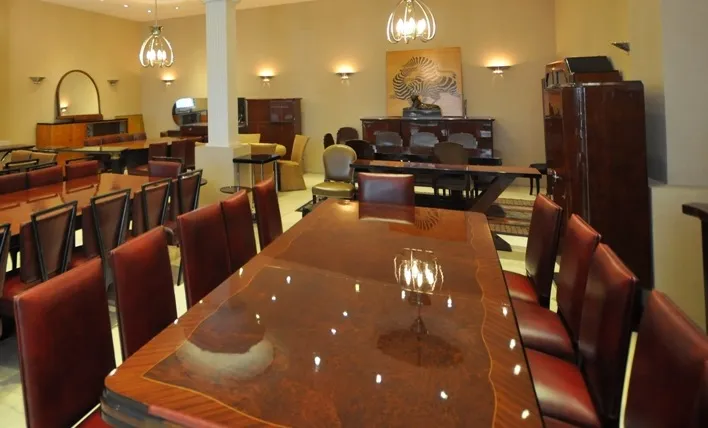 Vista de 12 sillas antiguas en un comedor elegante