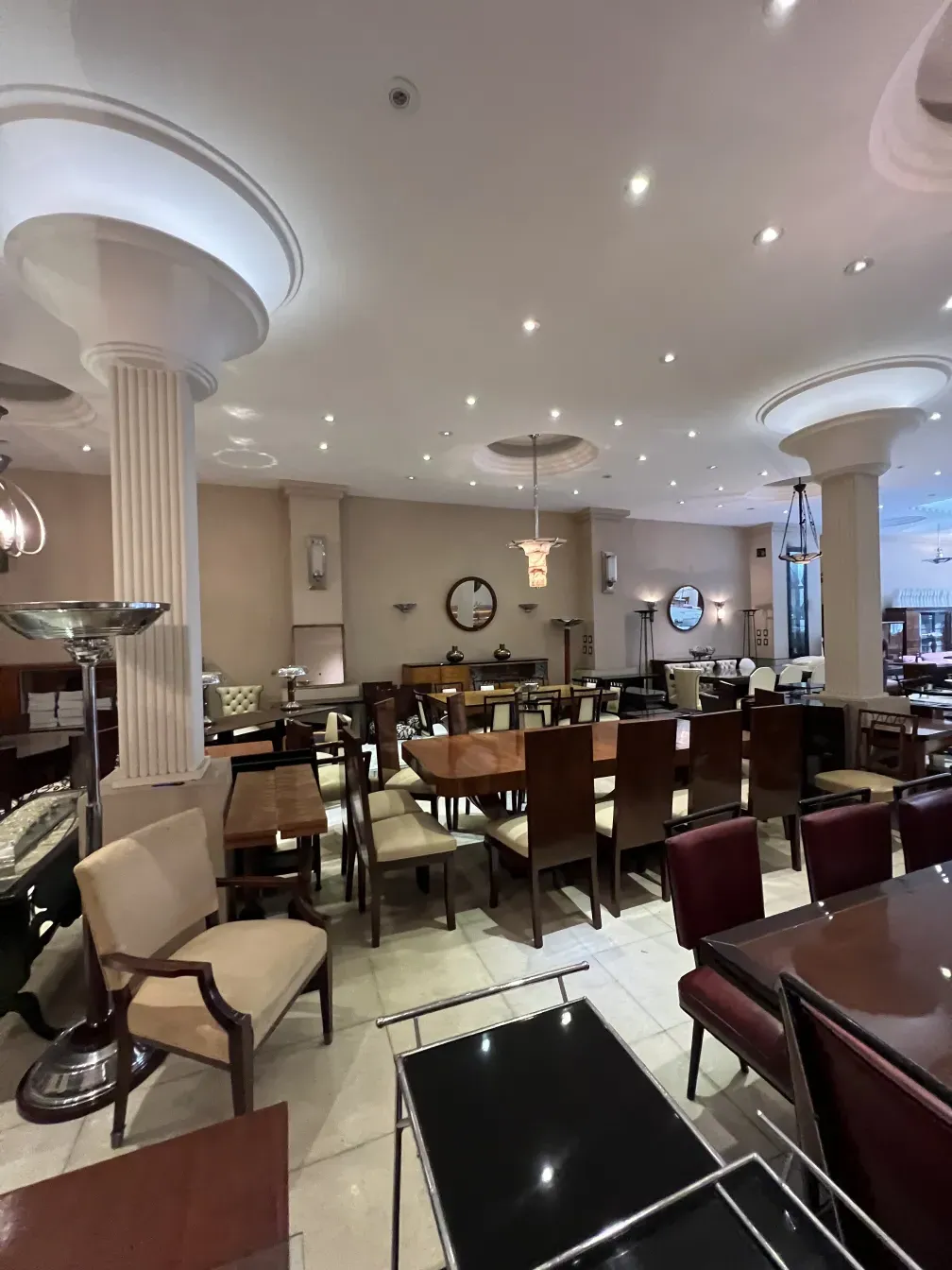 Visão de 12 cadeiras antigas em um ambiente decorativo