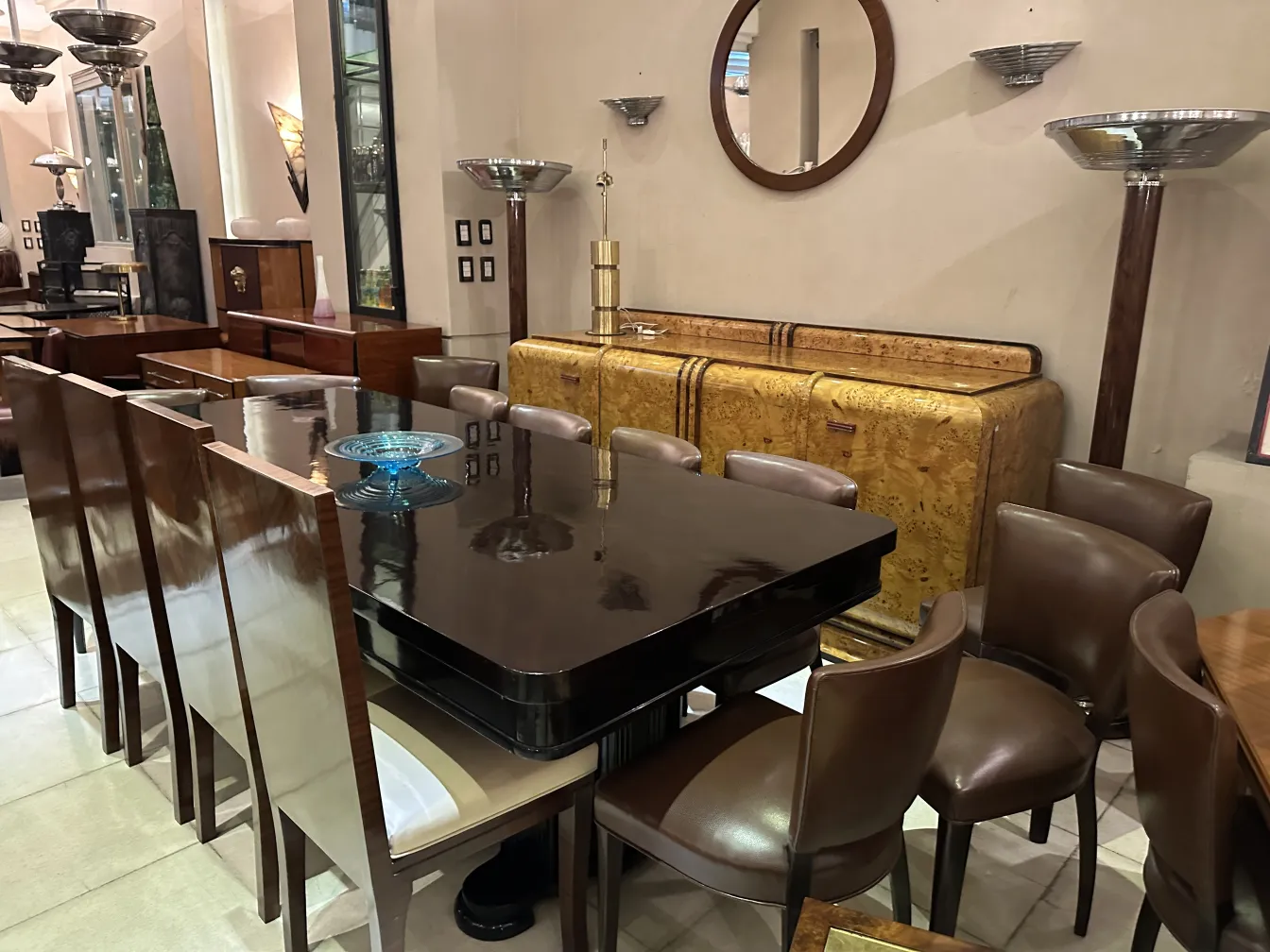 12 antike Stühle in einer eleganten Umgebung mit einem dunklen Tisch im Hintergrund