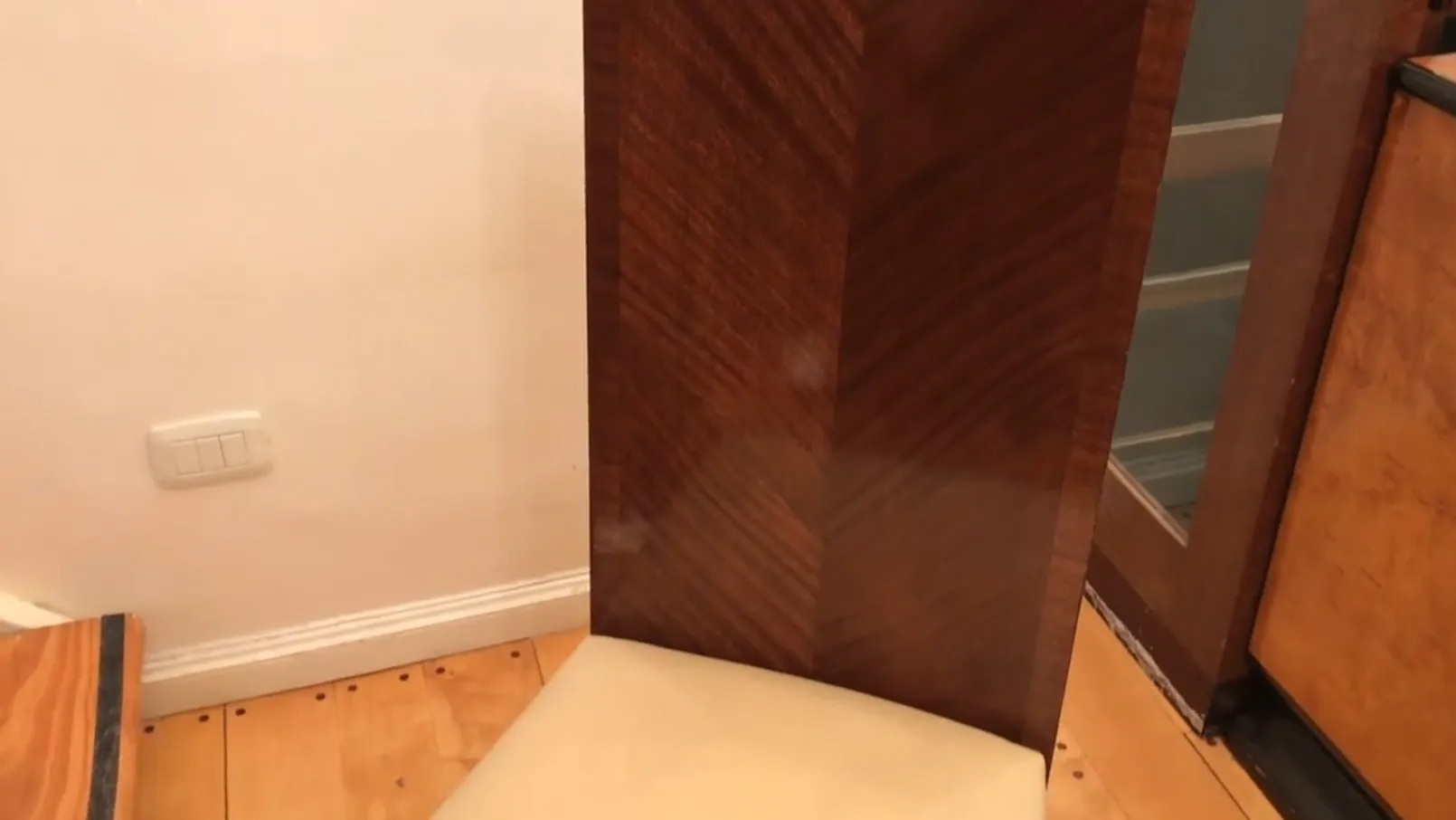 12 chaises anciennes dans une pièce avec une décoration simple