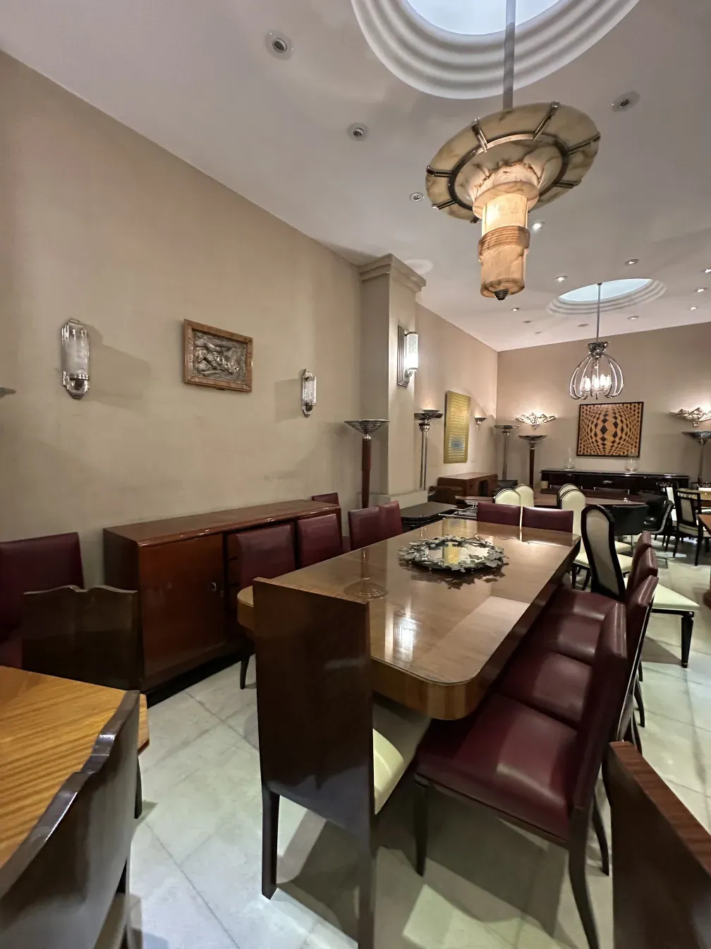 12 antike Stühle in einem eleganten Esszimmer angeordnet