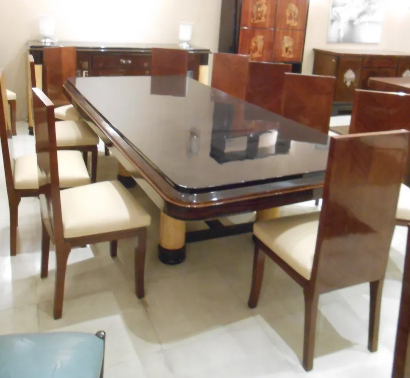 12 sillas antiguas elegantes en una mesa de comedor