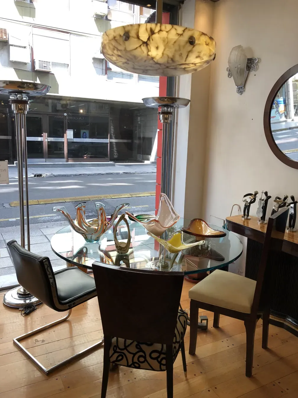 12 sedie antiche in un ambiente accogliente con dettagli decorativi.