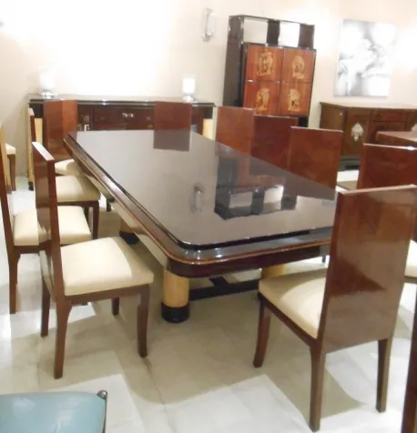 12 sillas antiguas con tapicería clara en el comedor