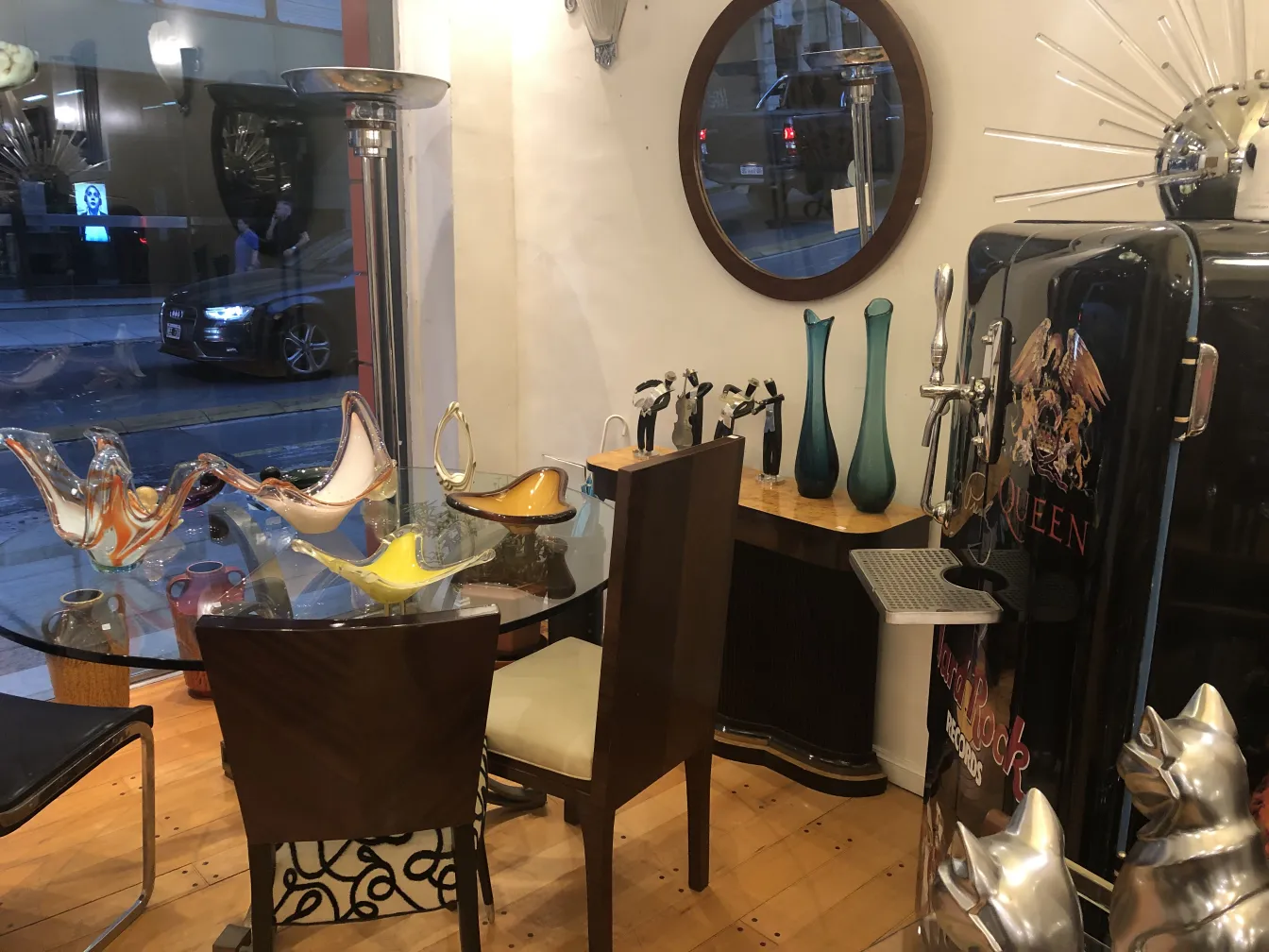 Vue de plusieurs chaises décoratives antiques dans un cadre accueillant