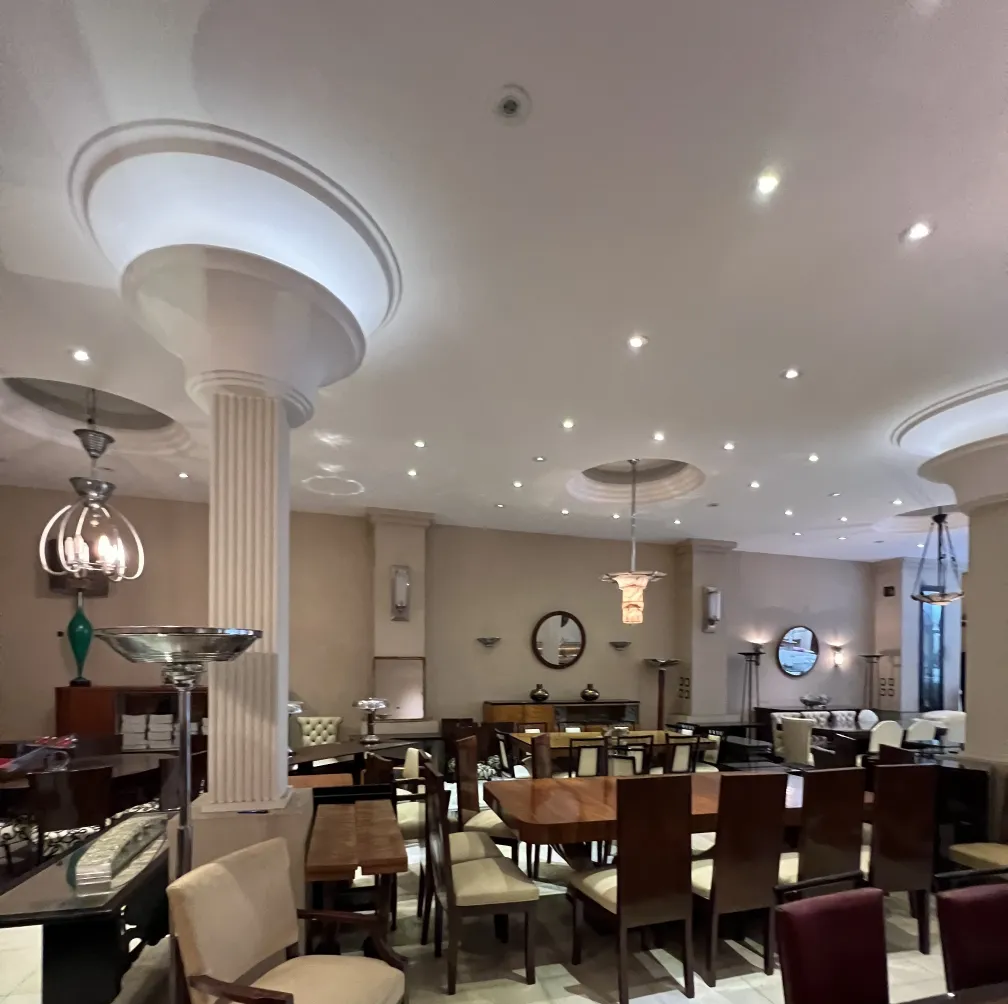 12 sillas antiguas rodeadas de elegancia y luz suave