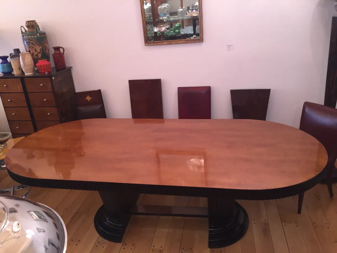 Doce sillas antiguas en un entorno con mesa ovalada