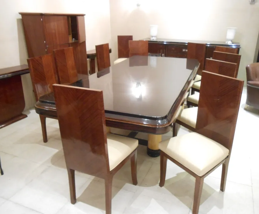 12 cadeiras de jantar antigas com design elegante em um espaço