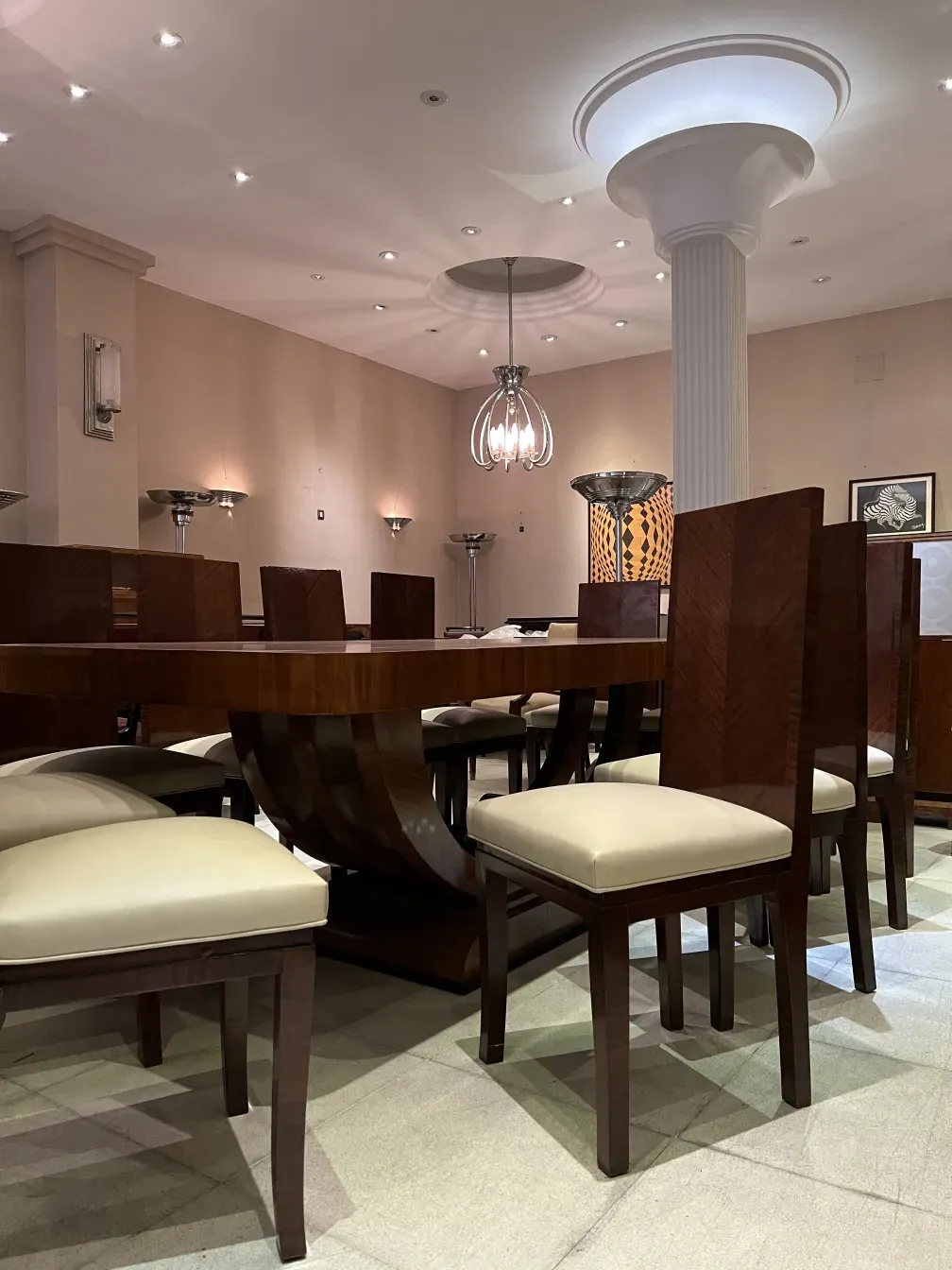 dodici sedie antiche in un ambiente elegante