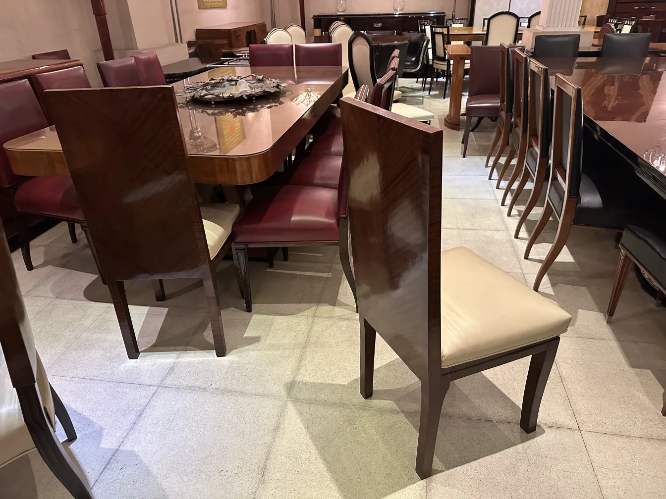 Sillas antiguas en un ambiente de comedor con mesa y otros muebles