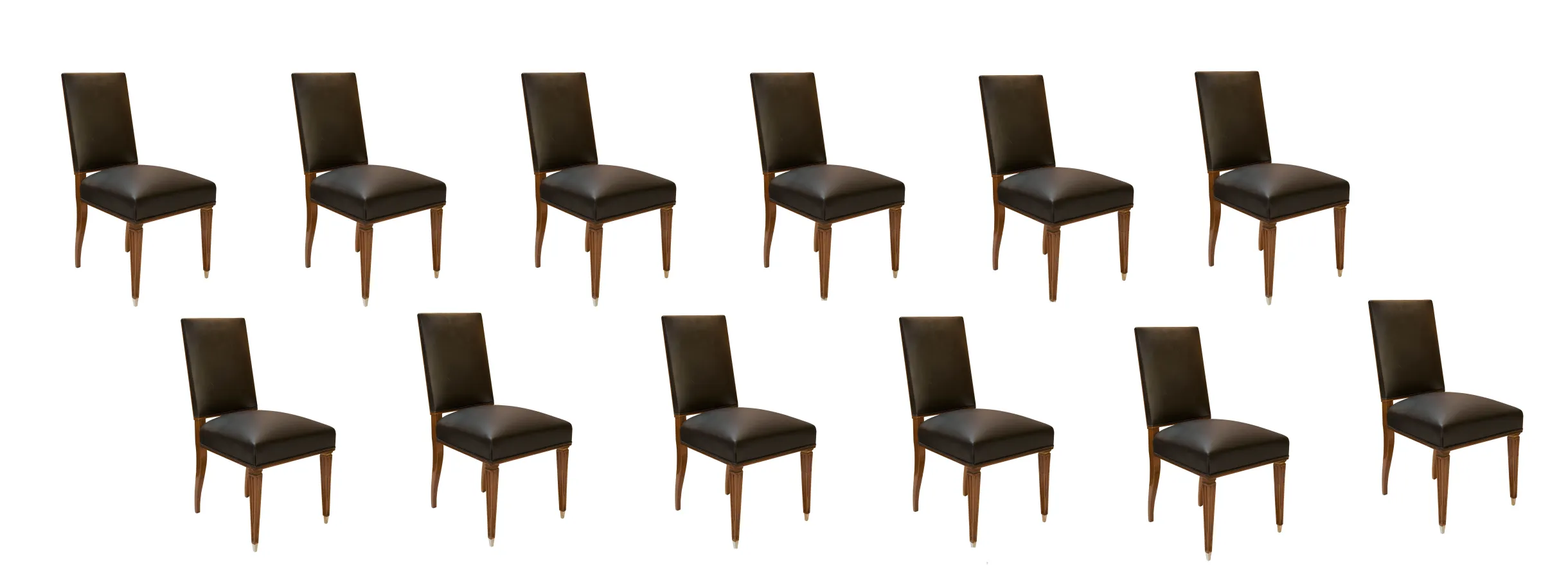 Doce sillas antiguas con diseño elegante y acabado oscuro