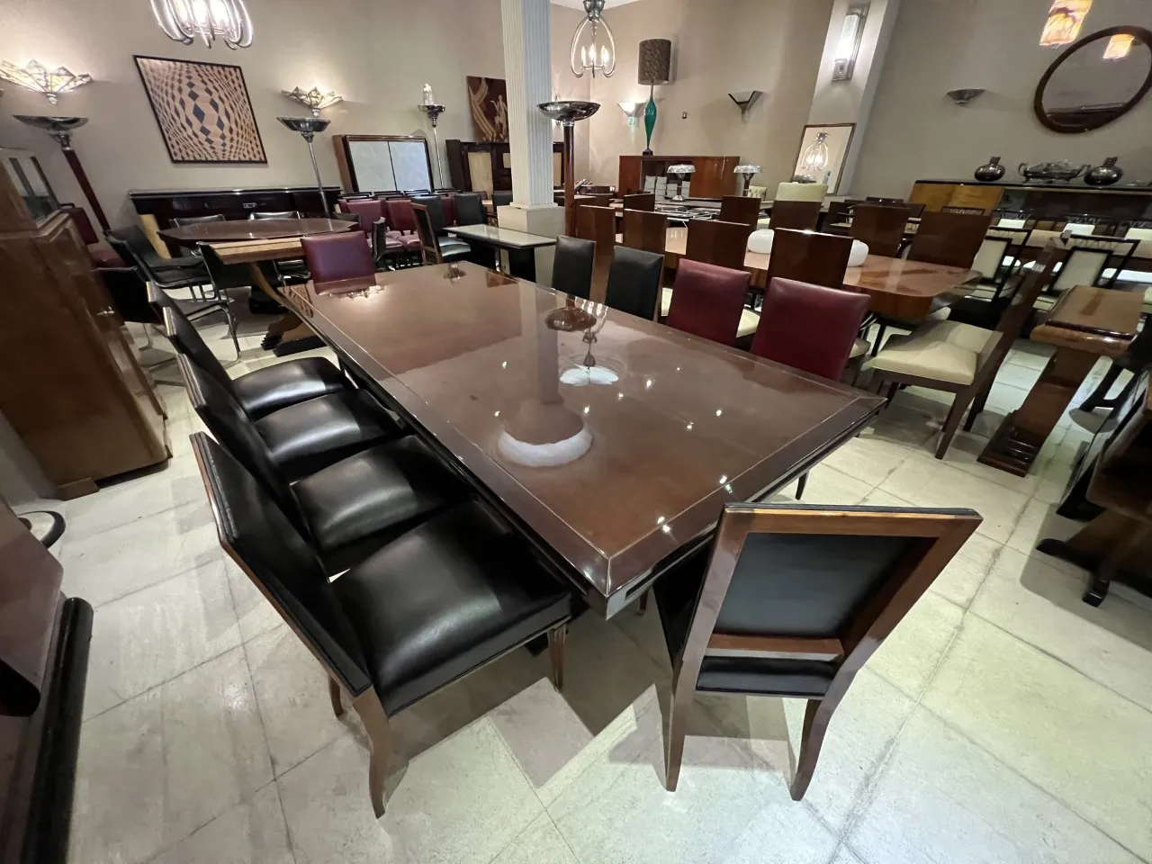 Set di 12 sedie antiche con design elegante e funzionale.