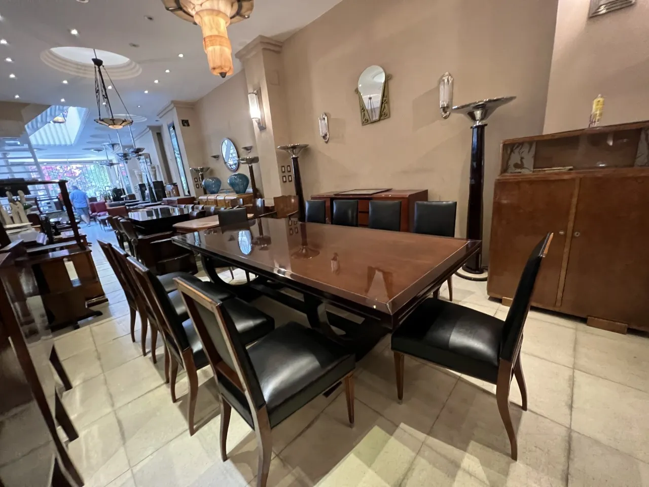 12 chaises anciennes dans un cadre élégant, avec une table