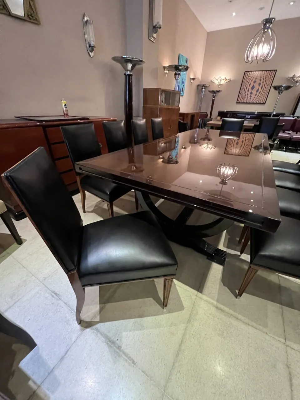 优雅餐厅中的12把古董椅子与桌子和装饰