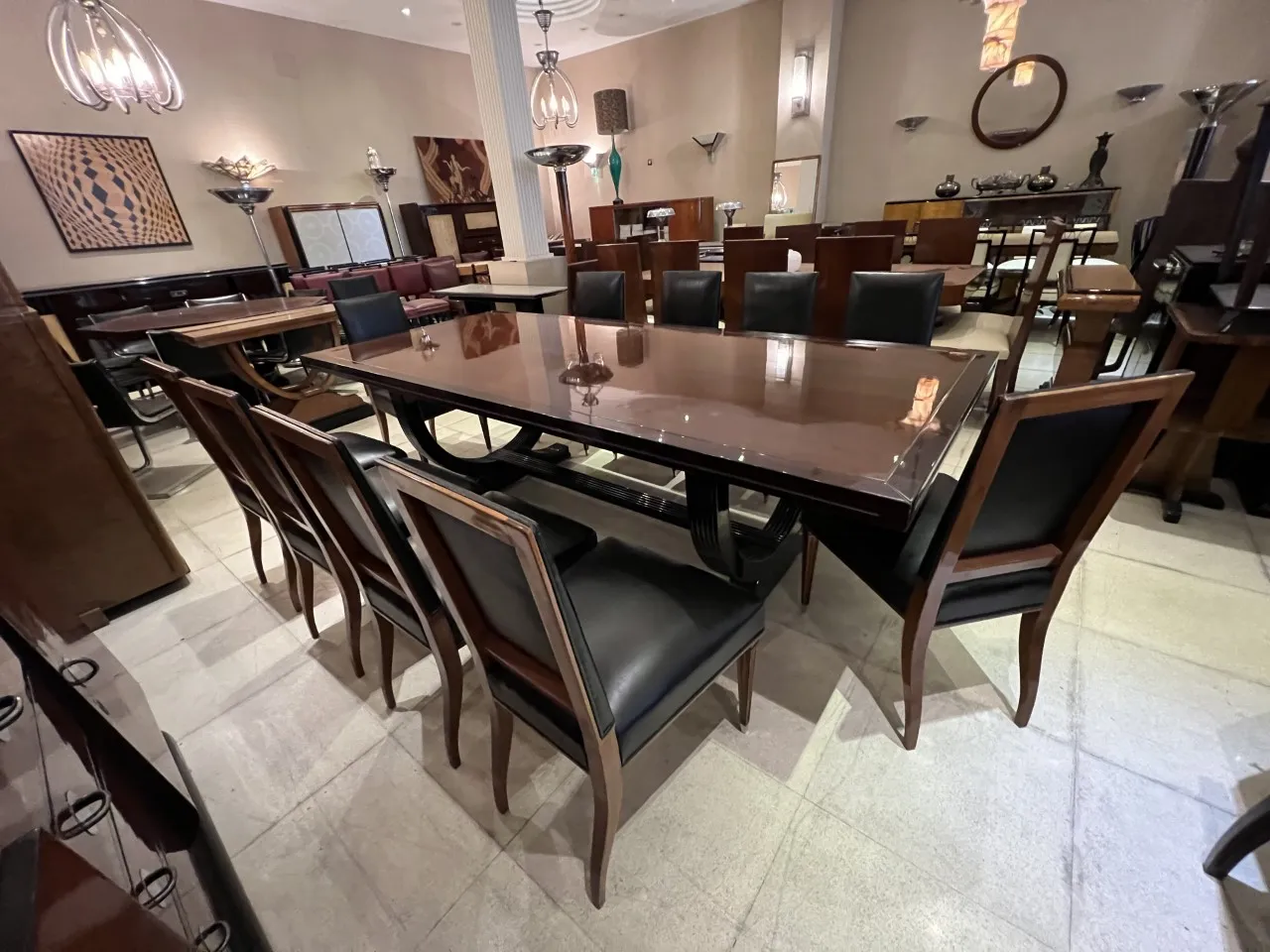 Ensemble de 12 chaises anciennes dans une élégante salle à manger.