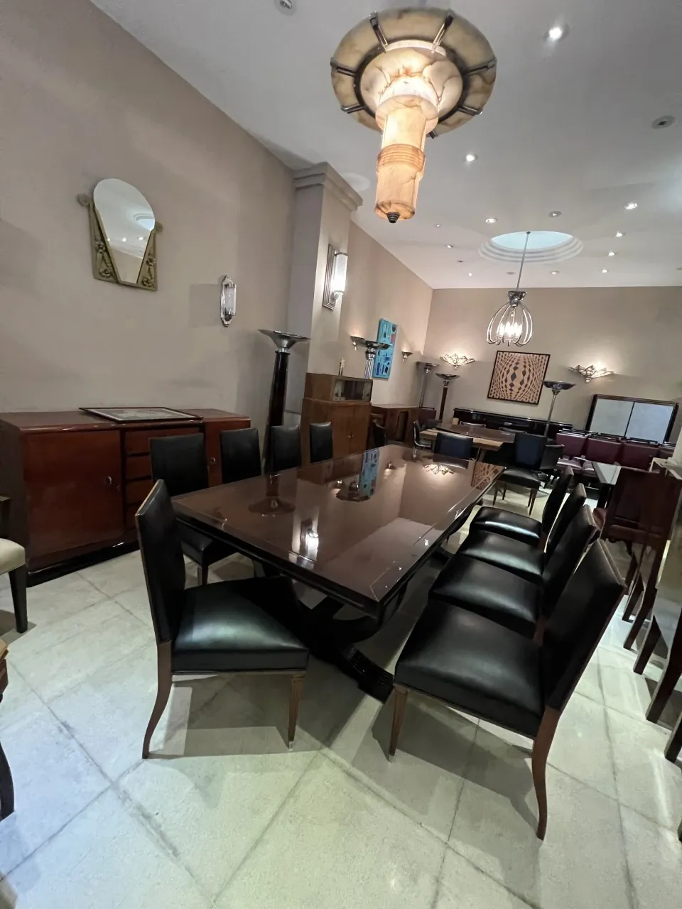 Set aus 12 antiken eleganten Stühlen in einer stilvollen Umgebung.