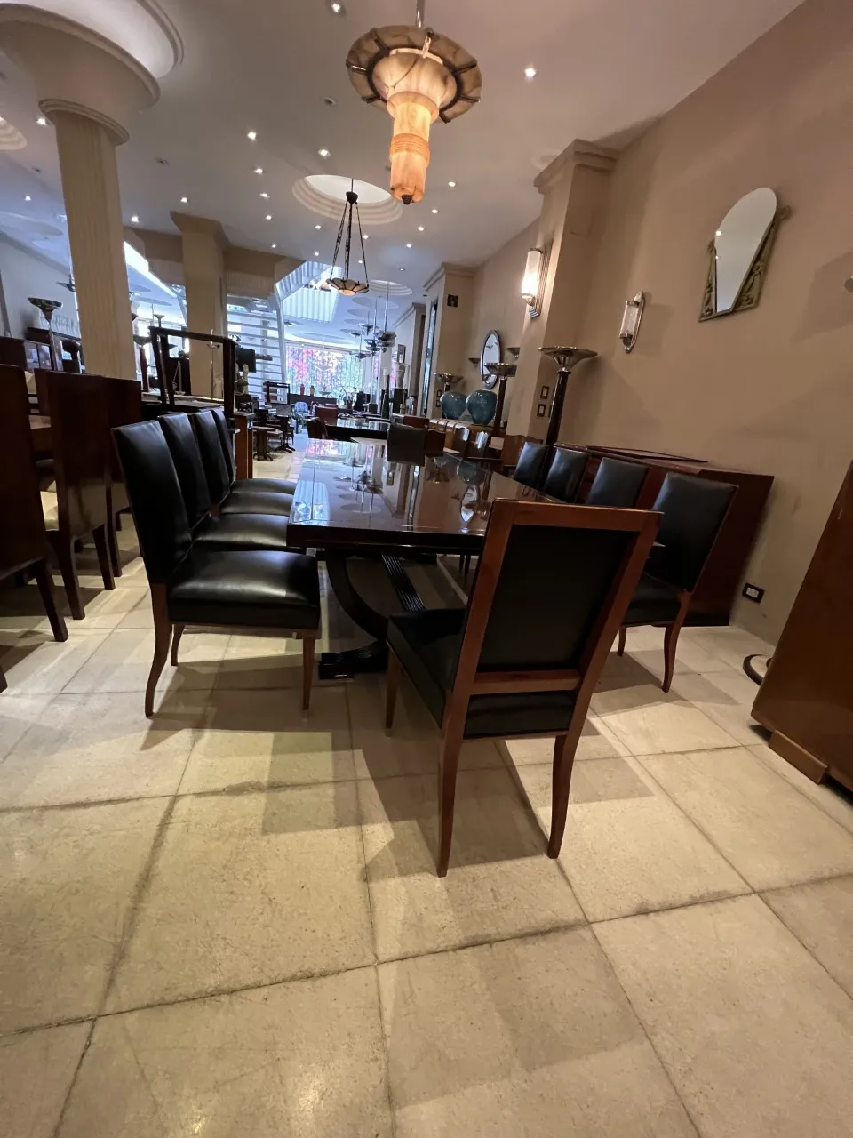 Conjunto de 12 sillas antiguas en un comedor elegante.