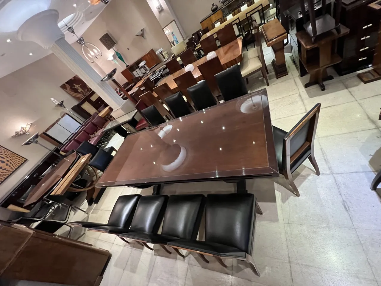 12 chaises anciennes dans un cadre élégant avec table