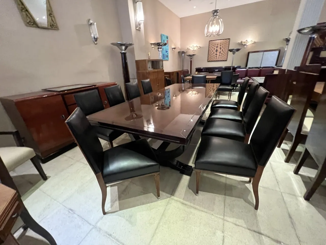 Set di 12 sedie antiche in un ambiente elegante