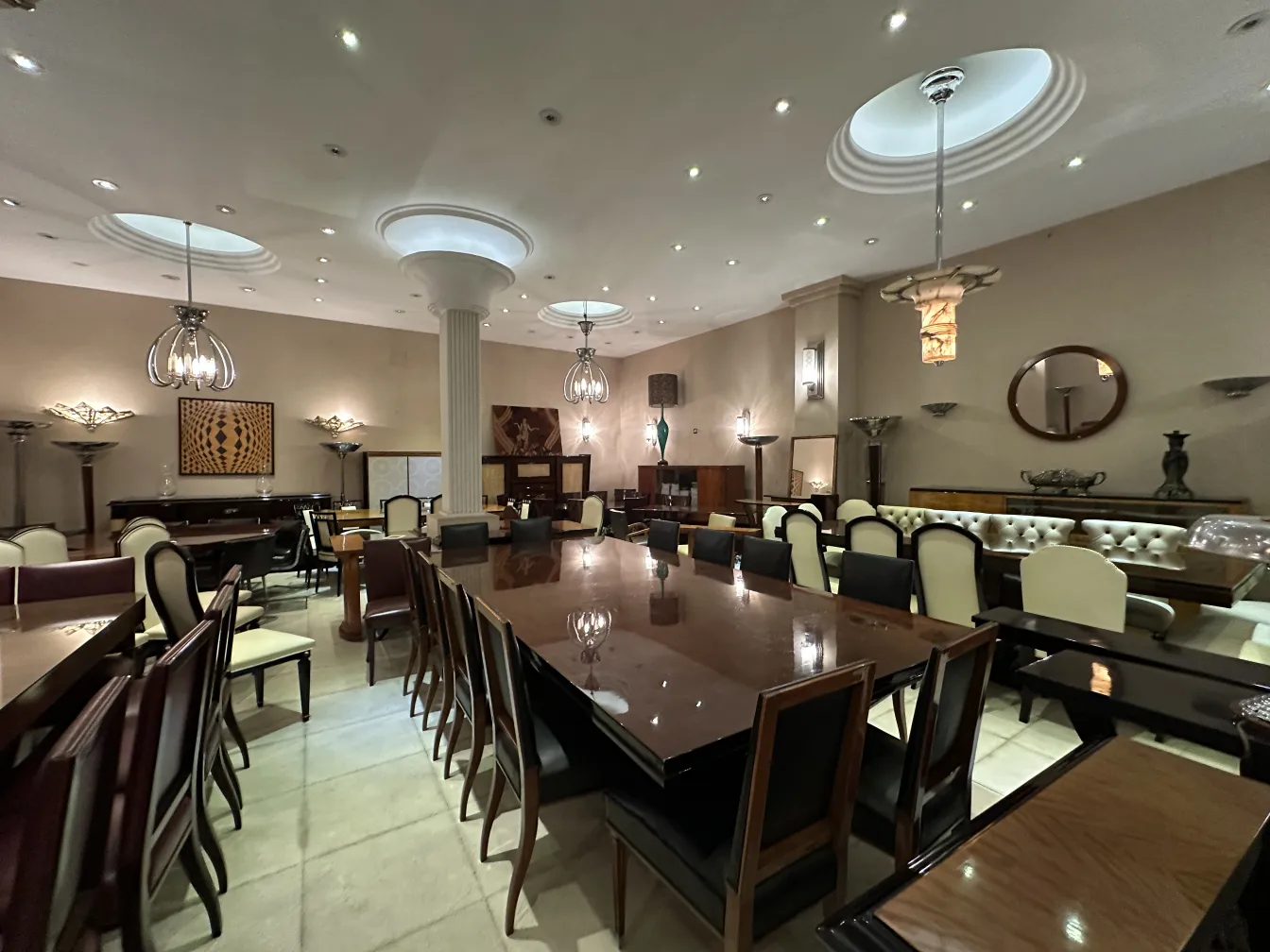 Sala com 12 cadeiras antigas em ambiente requintado