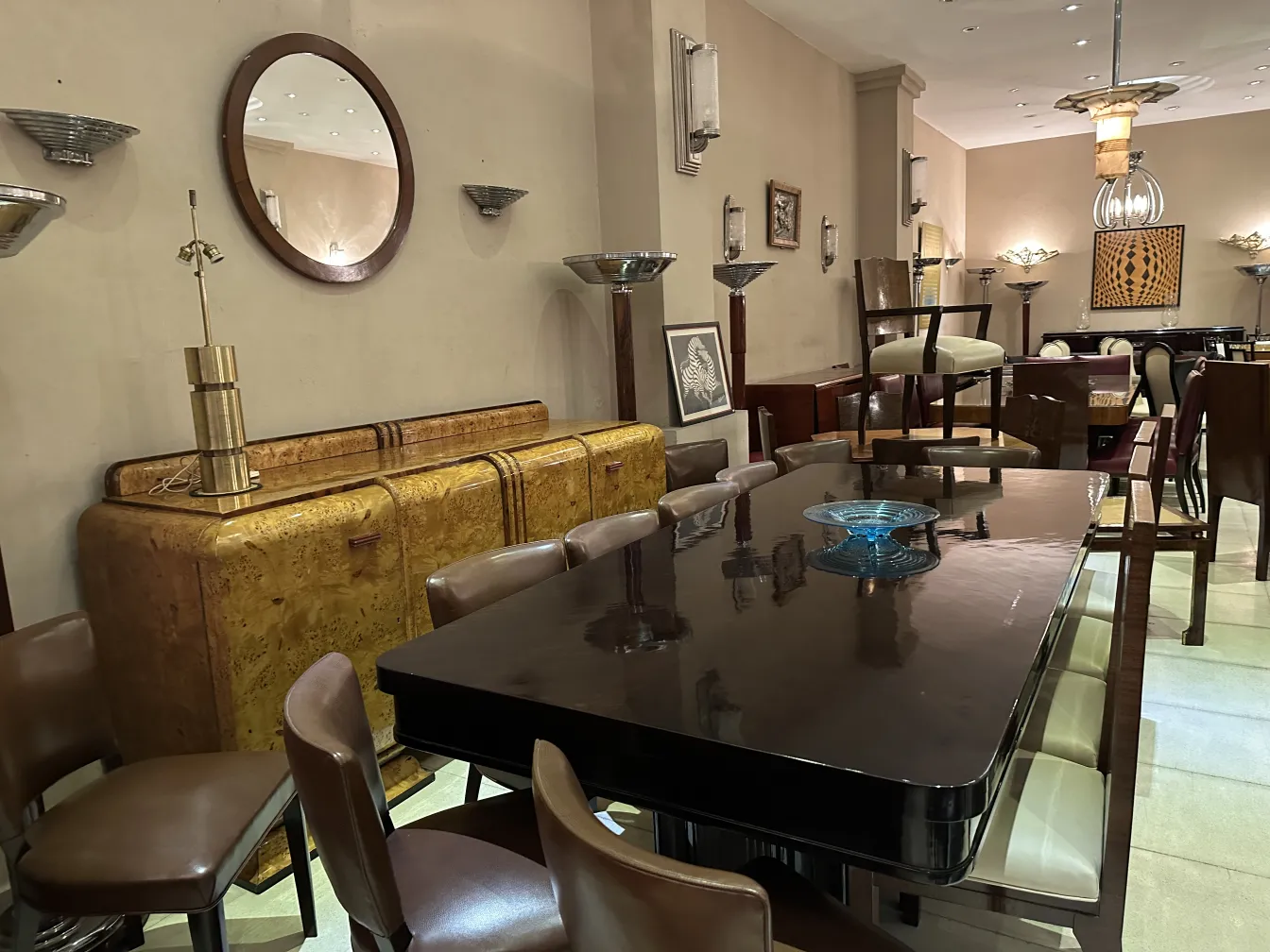 Conjunto de 12 sillas antiguas en un ambiente elegante