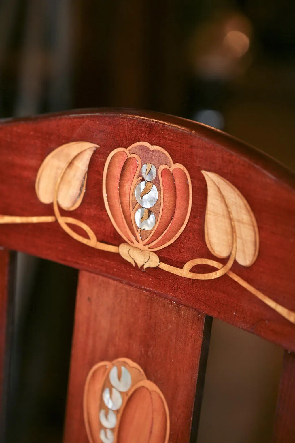 Chaise antique ornée de motifs floraux, atmosphère accueillante.