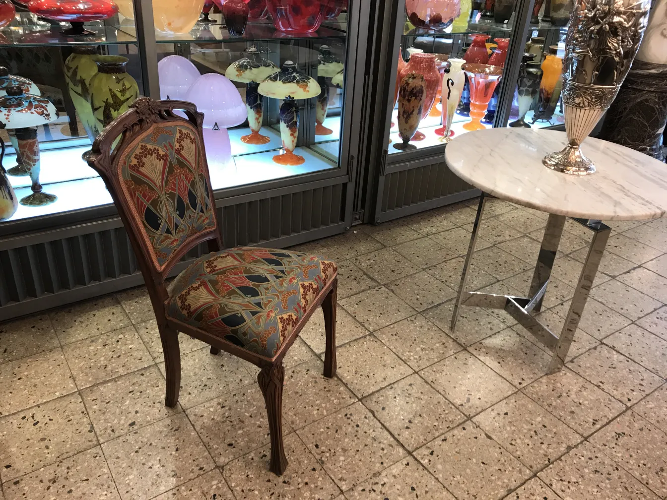 Sedia antica con design colorato, che completa uno spazio moderno.