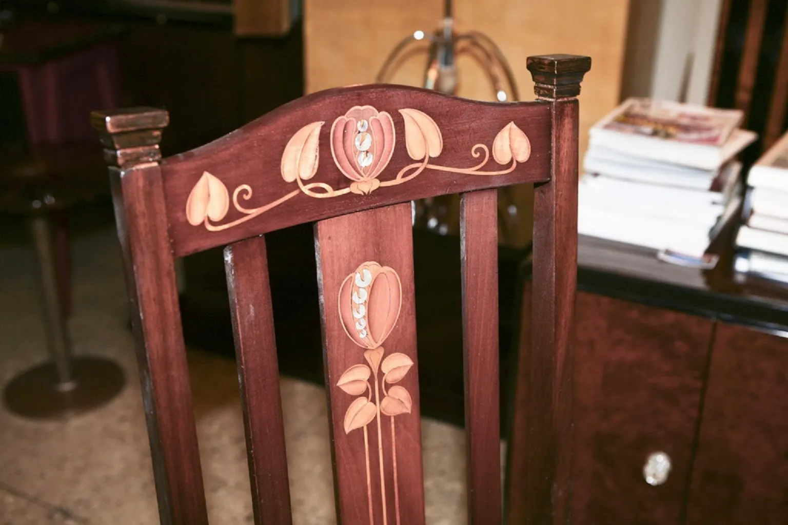 Chaise ancienne avec motifs floraux, look élégant, ambiance confortable