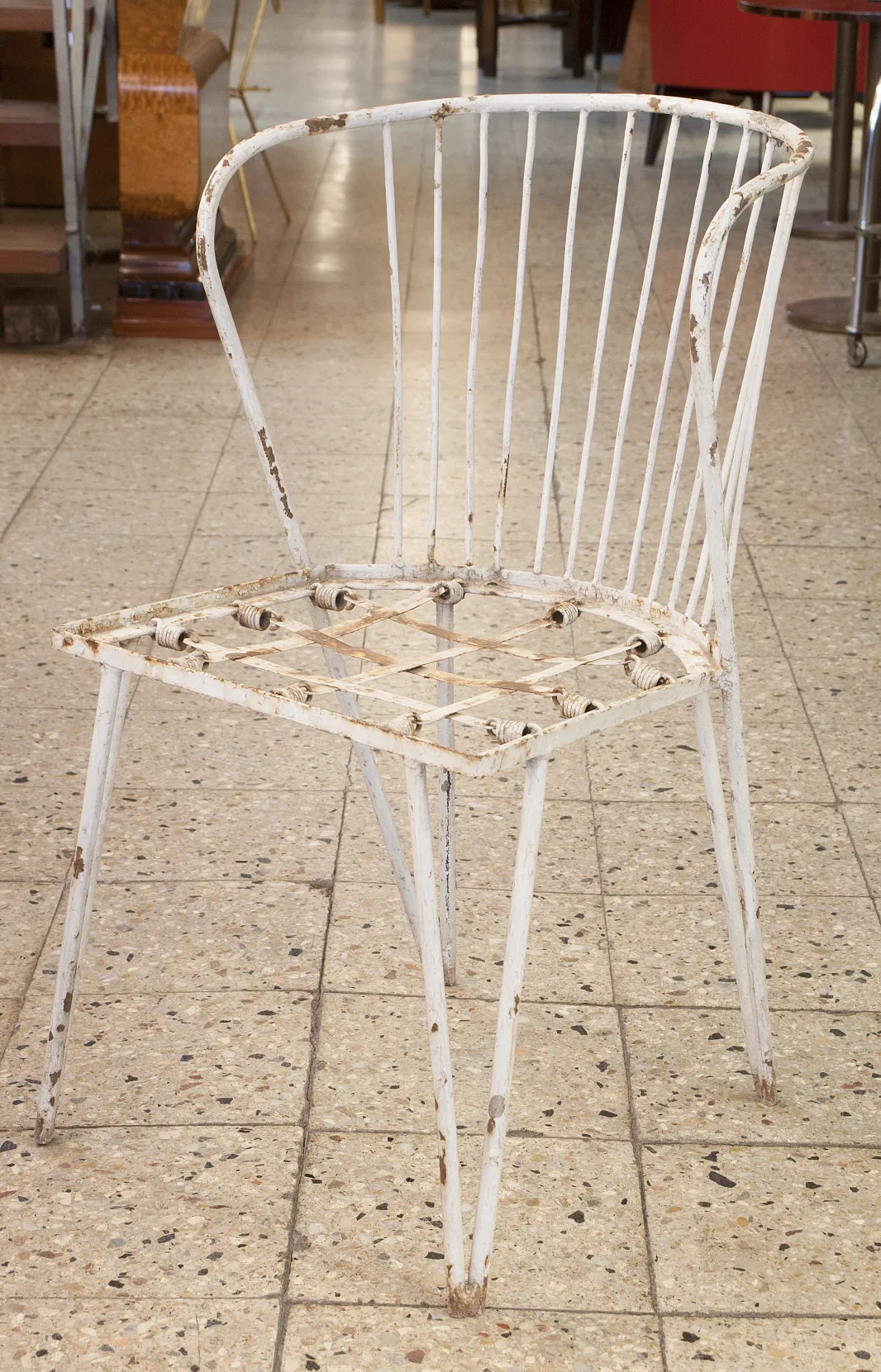 Sedia da giardino antica bianca con design classico