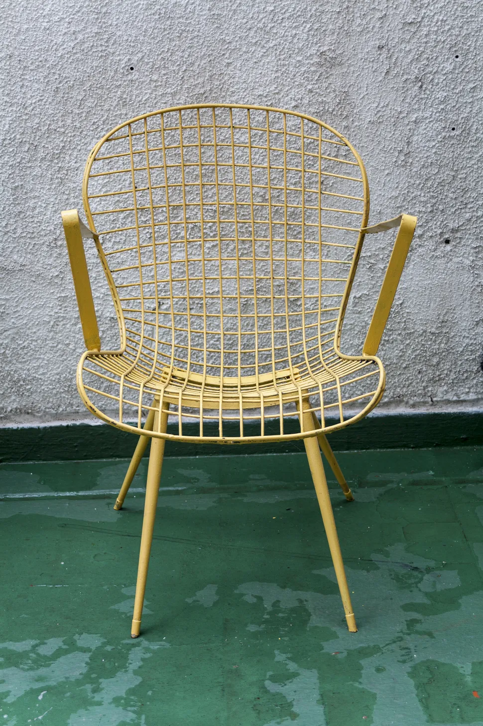 Fauteuil de jardin ancien de couleur jaune à l'extérieur