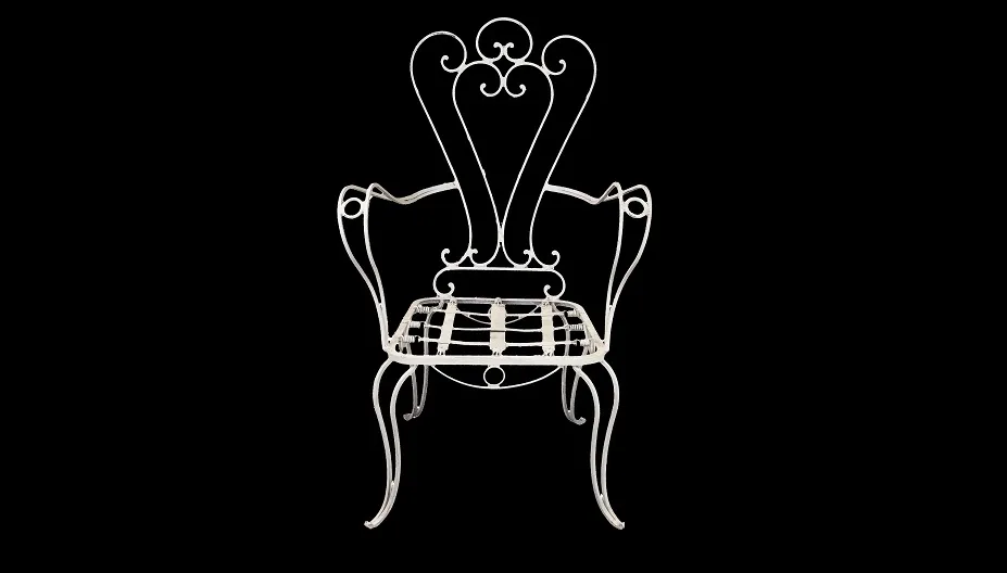 كرسي حديقة قديم بتصميم أنيق وانحناءات جذابة