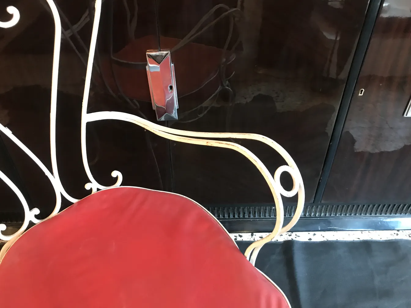 Poltrona de jardim antiga com assento vermelho e design clássico