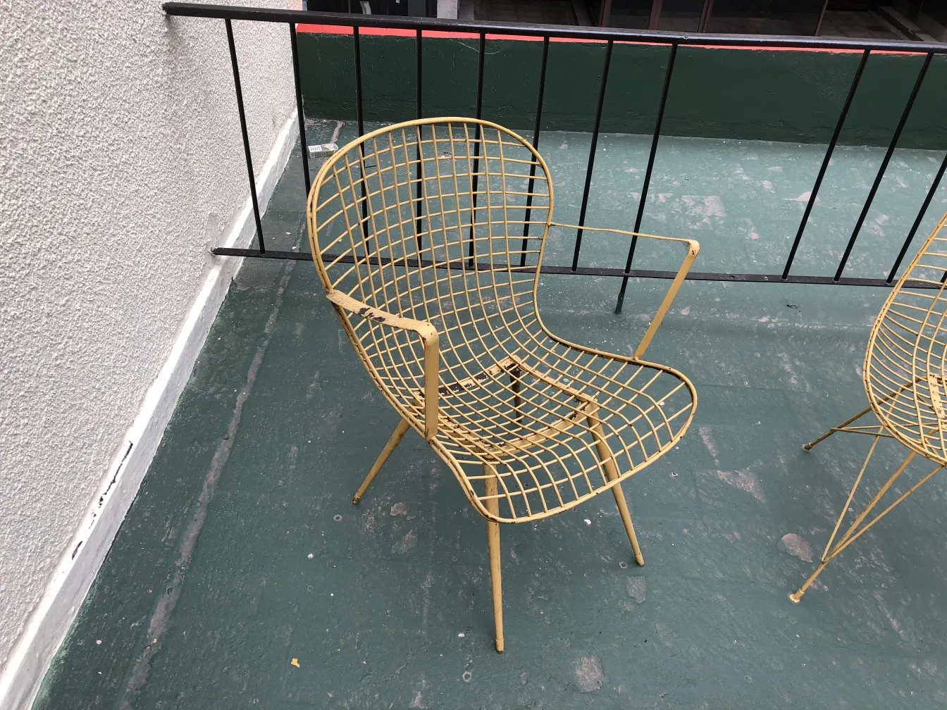 Antiker Garten-Sessel mit Retro-Design auf einem Balkon