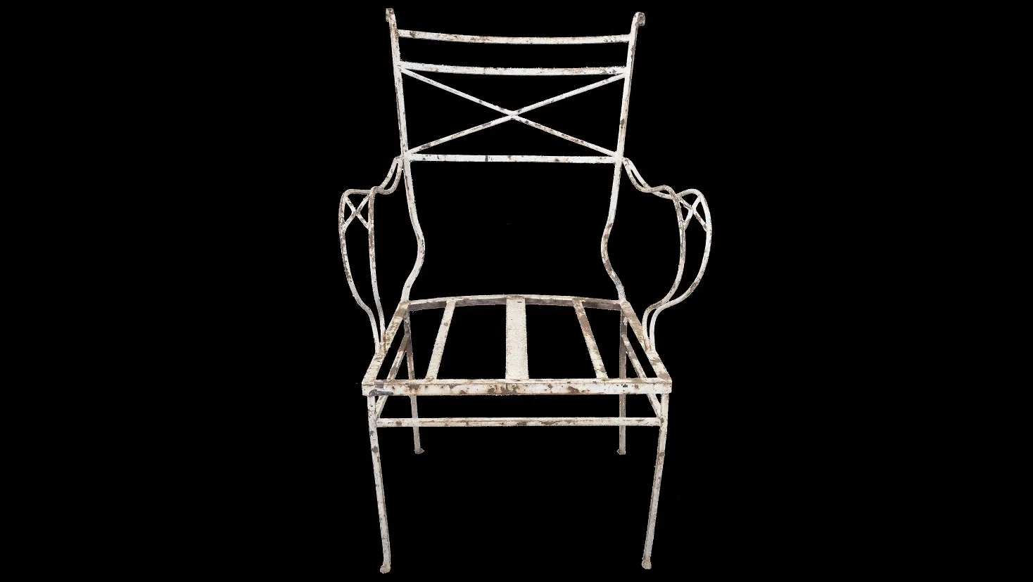Fauteuil de jardin ancien avec une structure métallique blanche, élégant et détaillé, parfait pour l'extérieur.