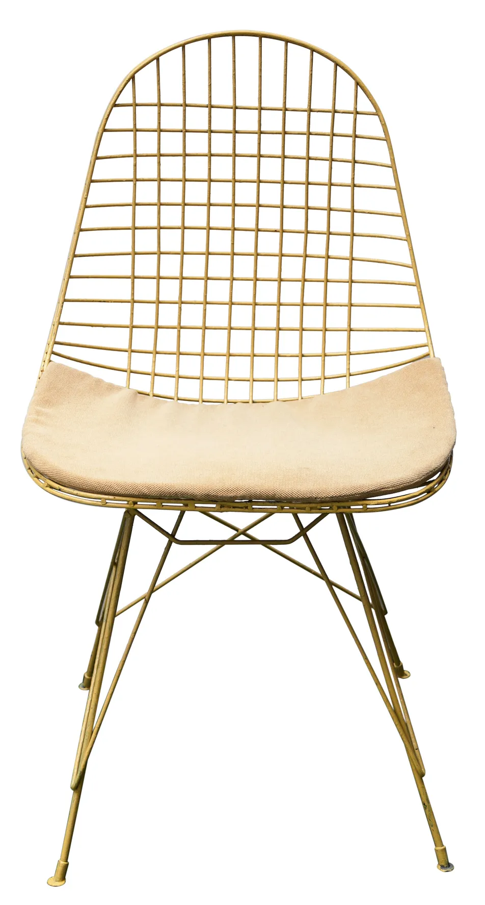 2 fauteuils de jardin anciens au design attrayant dans un cadre confortable.