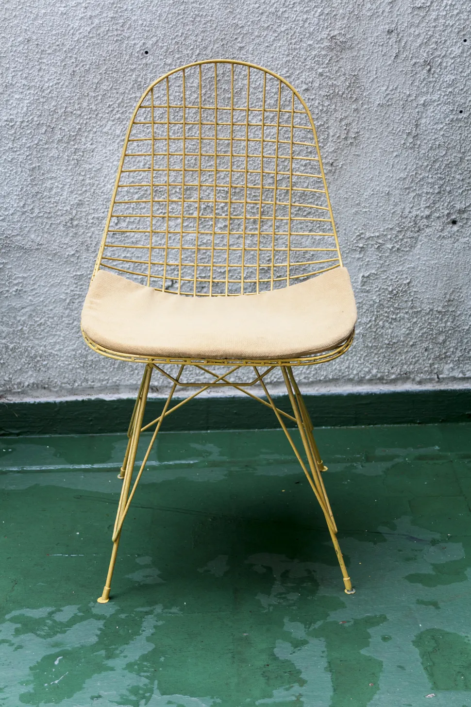 Poltronas de jardim antigas com estofamento macio, cor amarela, em um cenário verde.