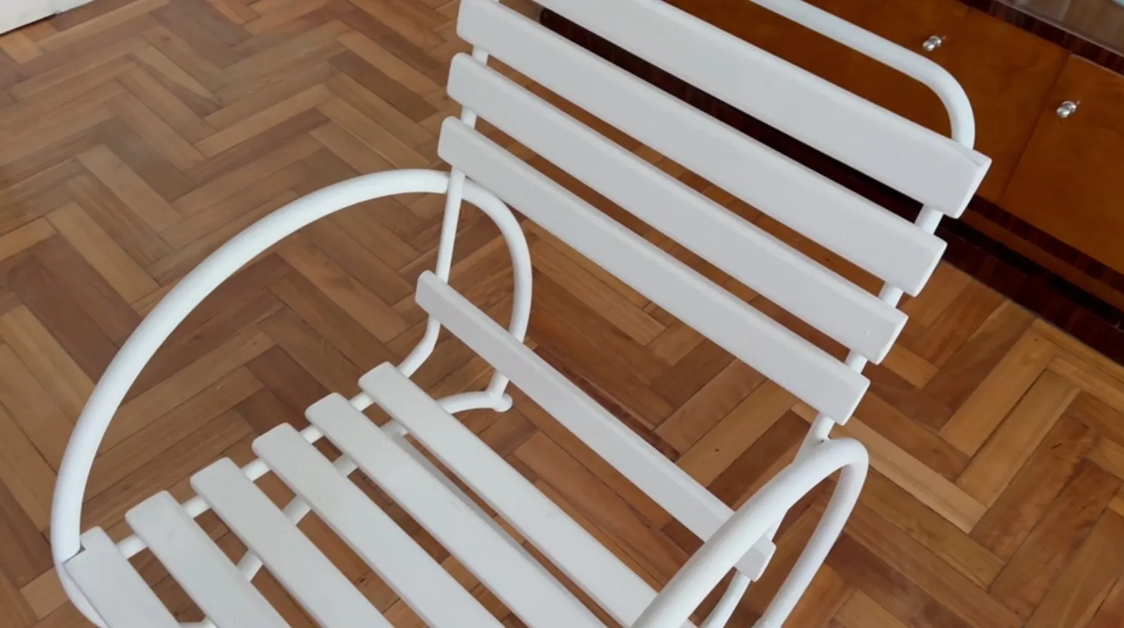 Sillones de jardín antiguos, diseño en blanco, ambiente acogedor