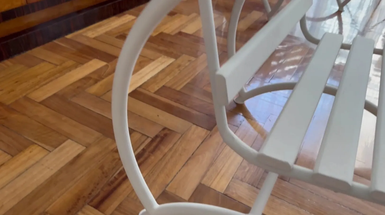 两把古董花园扶手椅，装饰设计，置于舒适环境中。