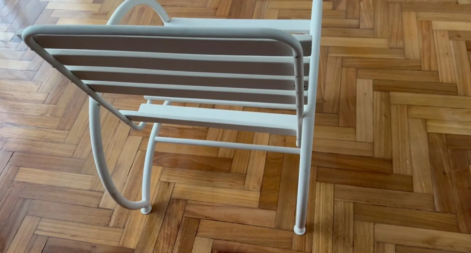 Sillones de jardin antiguos con diseño acogedor, situados en un ambiente cálido.