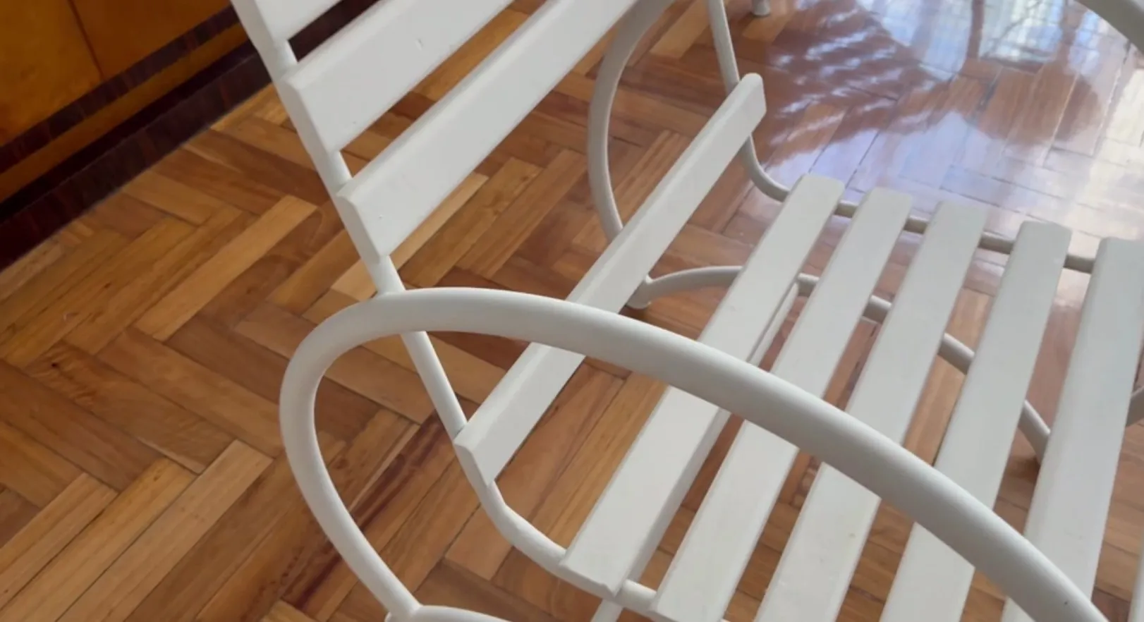 Zwei antike Garten-Sessel mit elegantem Design in einer gemütlichen Umgebung.