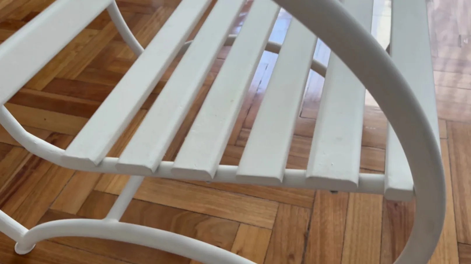 Ensemble de 2 fauteuils de jardin anciens, couleur blanche, avec des détails élégants, dans une atmosphère chaleureuse.
