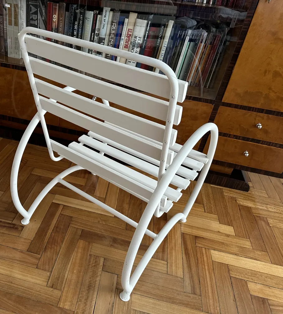 poltronas de jardim antigas brancas em um ambiente aconchegante