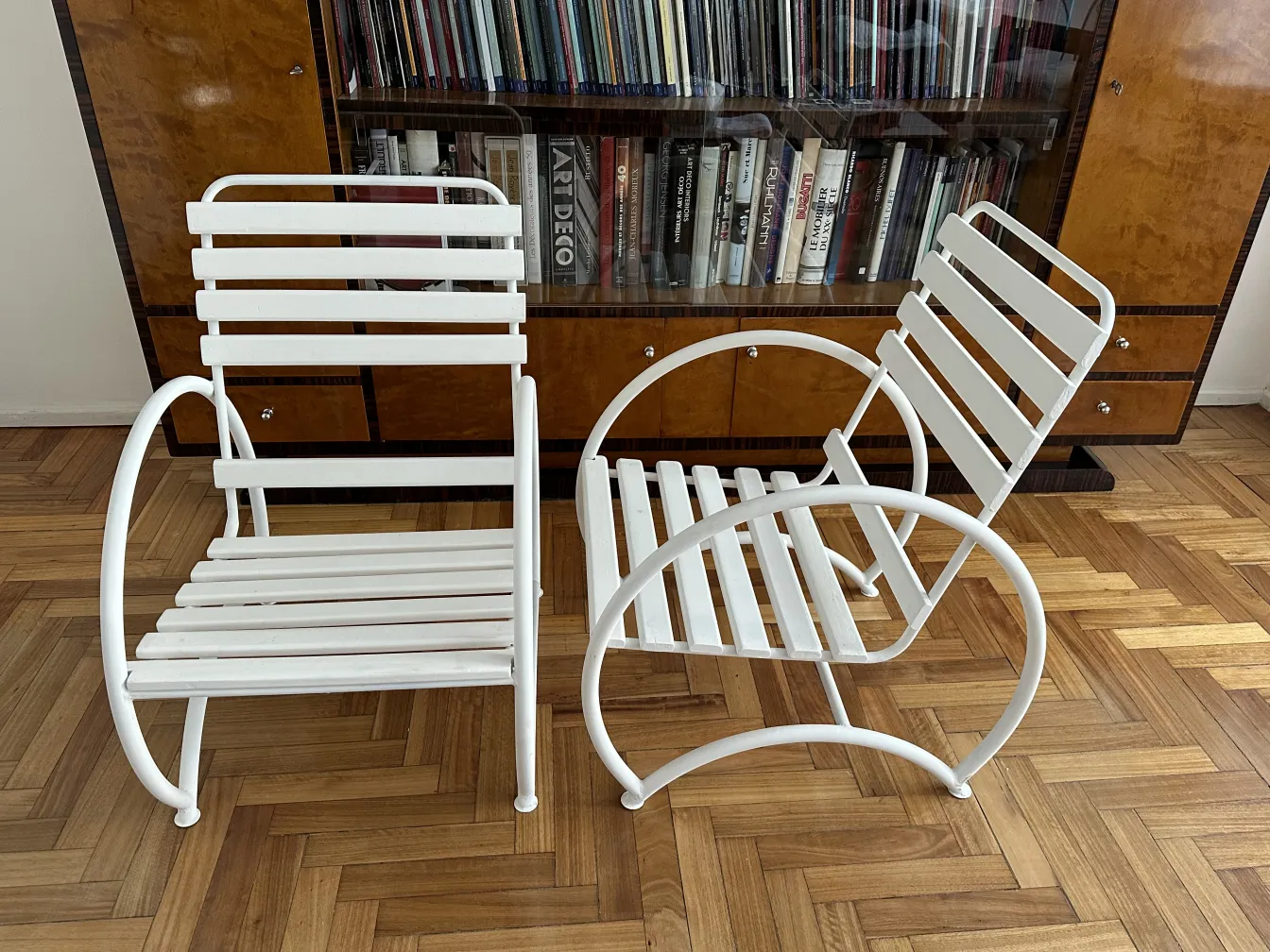 Duas poltronas de jardim antigas brancas, ambiente acolhedor.