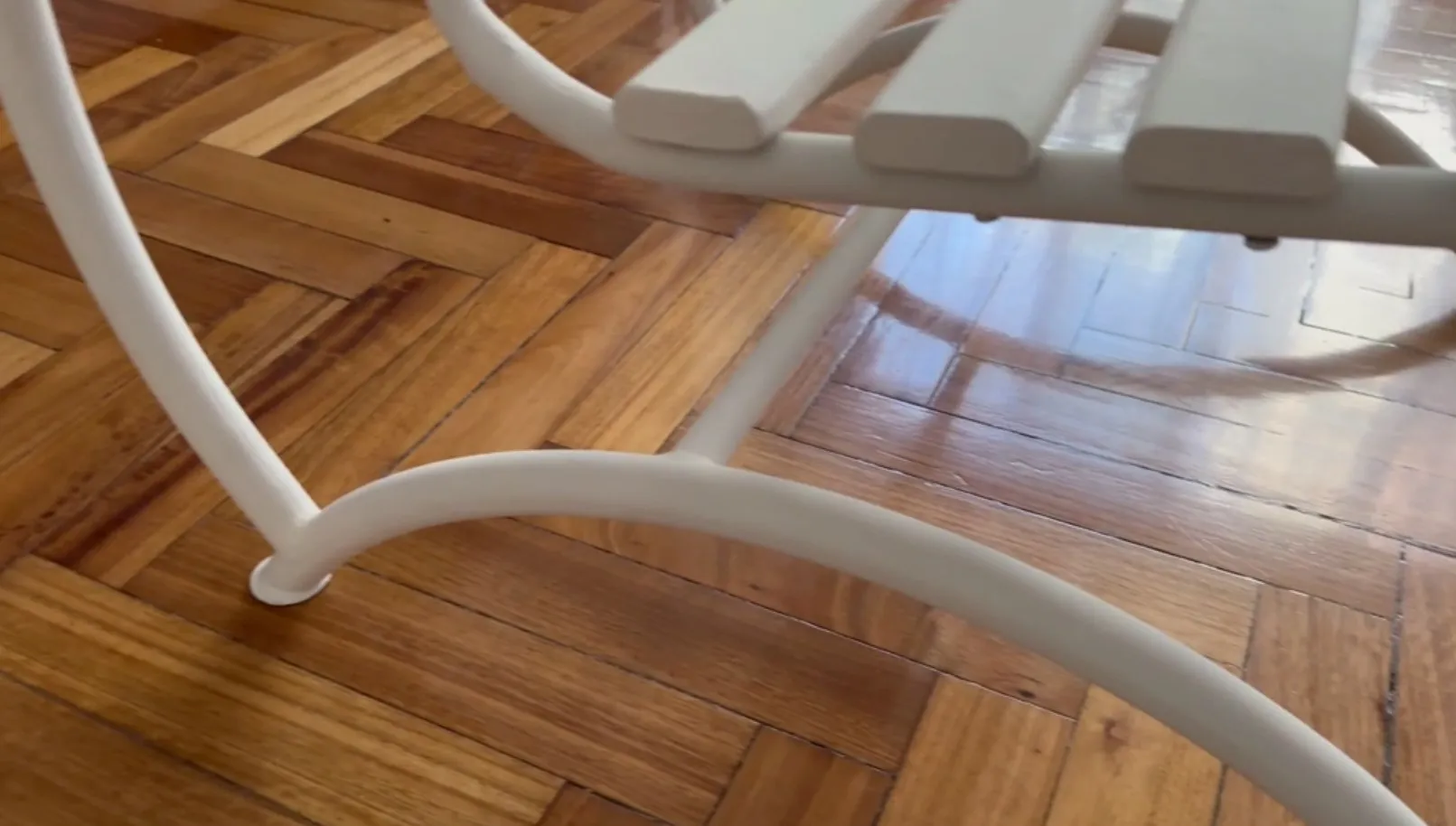 Sillones de jardín antiguos con diseño atractivo en un entorno acogedor