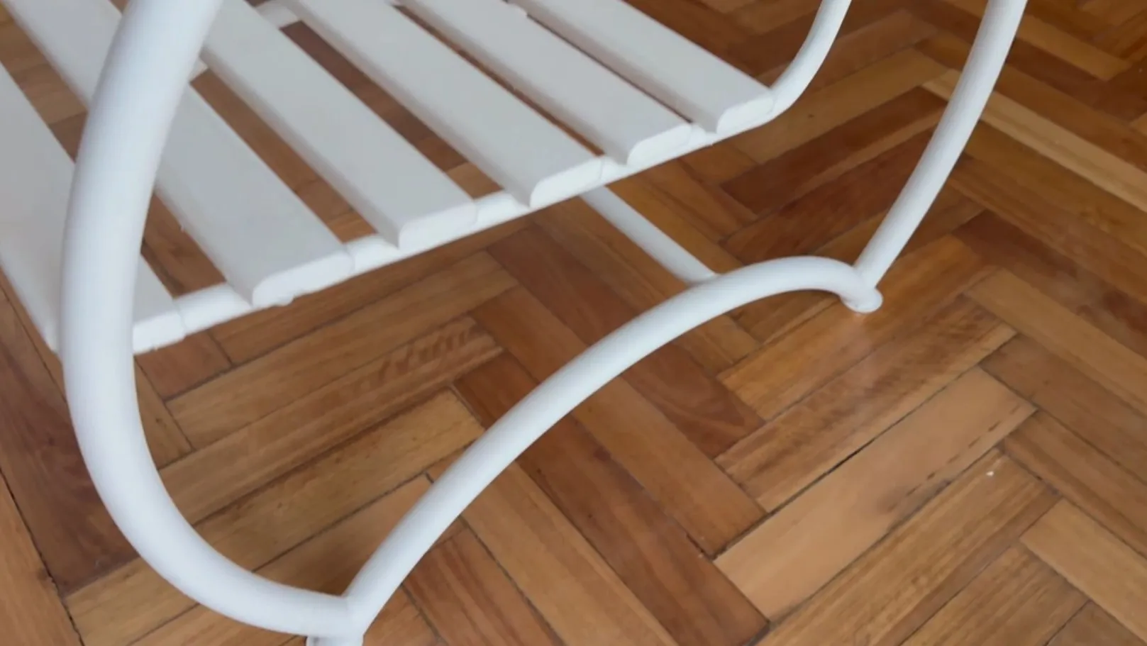 Détails de 2 fauteuils de jardin anciens, design classique dans un cadre accueillant.