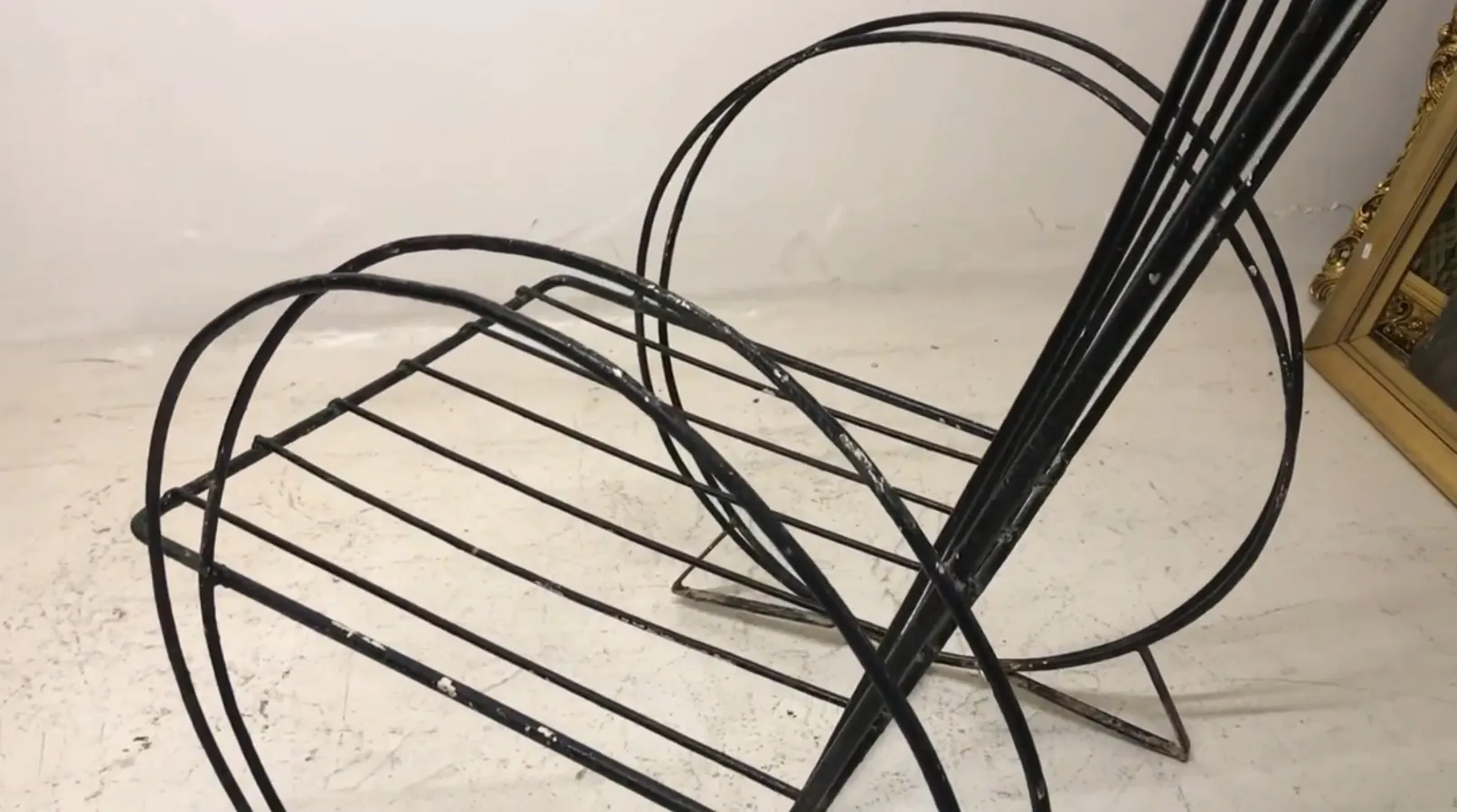 Ansicht von zwei antiken Garten-Sesseln in einer neutralen Umgebung.